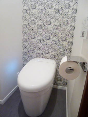 鮮やかな背面クロスでアクセントを